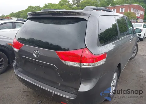 2012 Toyota Sienna Le V6 8 Passenger z USA, uszkodzony, nr VIN 5TDKK3DC6CS250837
